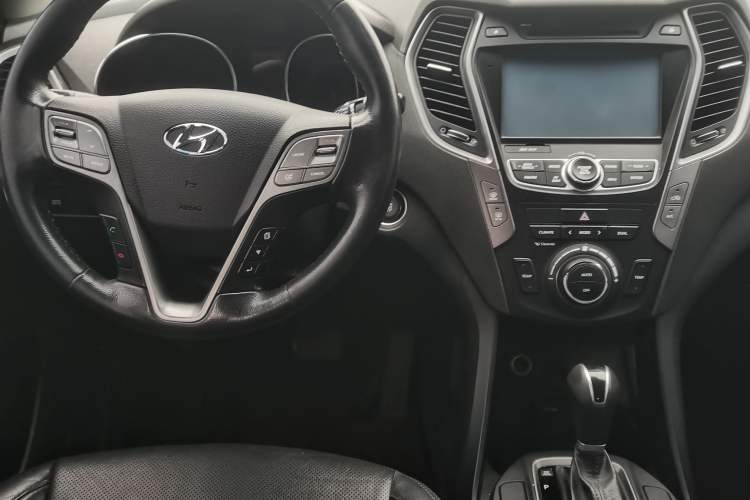 Used Hyundai Santa Fe 2015 2.0T Automatic All-Wheel Drive Smart Version 5 Seats Interior 1