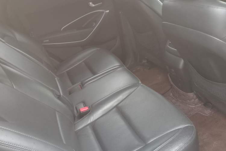Used Hyundai Santa Fe 2015 2.0T Automatic All-Wheel Drive Smart Version 5 Seats Interior 2