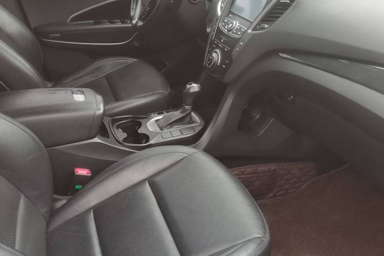 Used Hyundai Santa Fe 2015 2.0T Automatic All-Wheel Drive Smart Version 5 Seats Interior 3