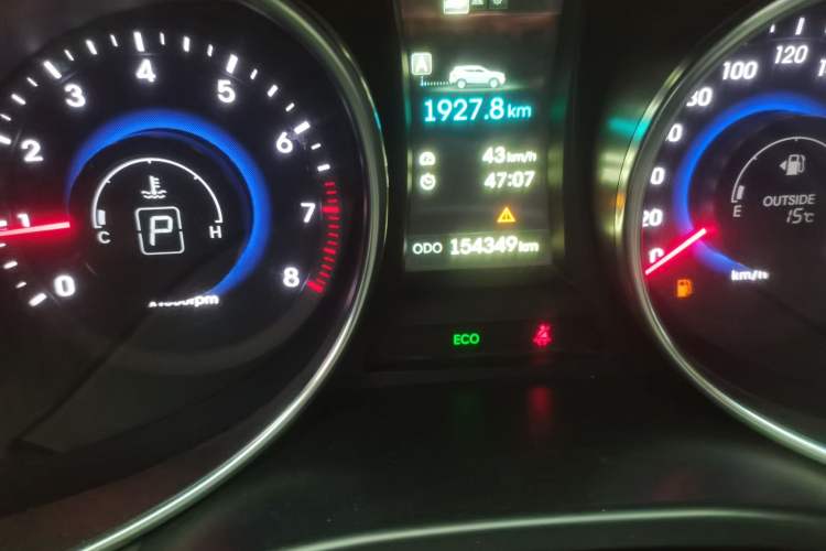 Used Hyundai Santa Fe 2015 2.0T Automatic All-Wheel Drive Smart Version 5 Seats Odometer Close Up