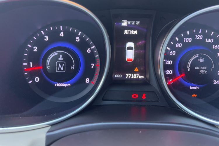 Used Hyundai Santa Fe 2015 2.0T Automatic Two-Wheel Drive Smart Version 5 Seats Odometer Close Up
