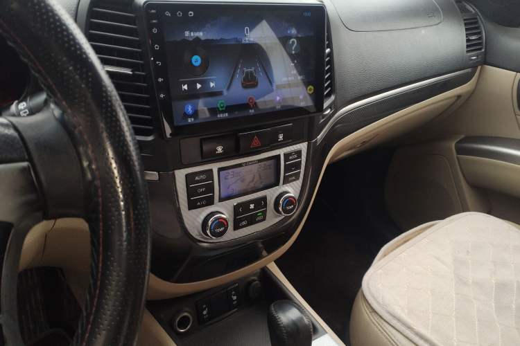 Used Hyundai Santa Fe 2010 2.4 Ultimate Edition 7-Seater Four-Wheel Drive Audio And AC Panel