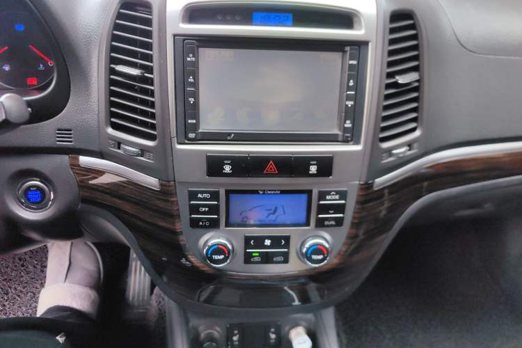 Used Hyundai Santa Fe 2010 2.4 Ultimate Edition 7-Seater Four-Wheel Drive Audio And AC Panel