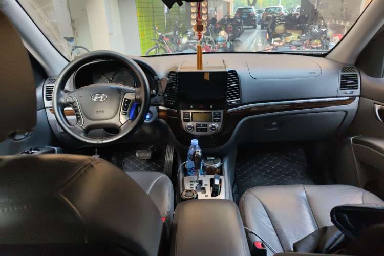 Used Hyundai Santa Fe 2010 2.4 Luxury Edition 7-Seater Four-Wheel Drive Center Console