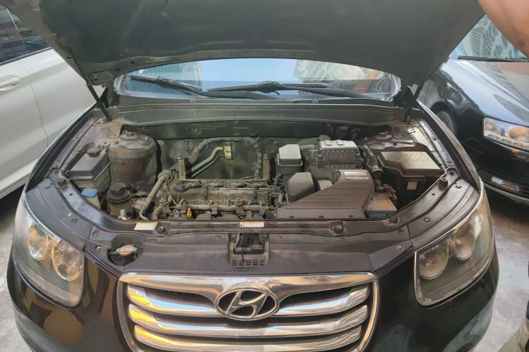Used Hyundai Santa Fe 2010 2.4 Luxury Edition 7-Seater Four-Wheel Drive Engine Bay