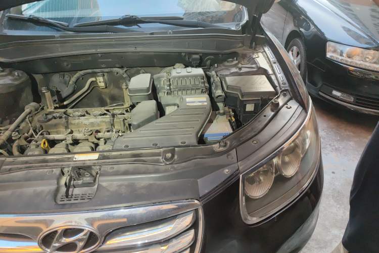 Used Hyundai Santa Fe 2010 2.4 Luxury Edition 7-Seater Four-Wheel Drive Engine Bay Left