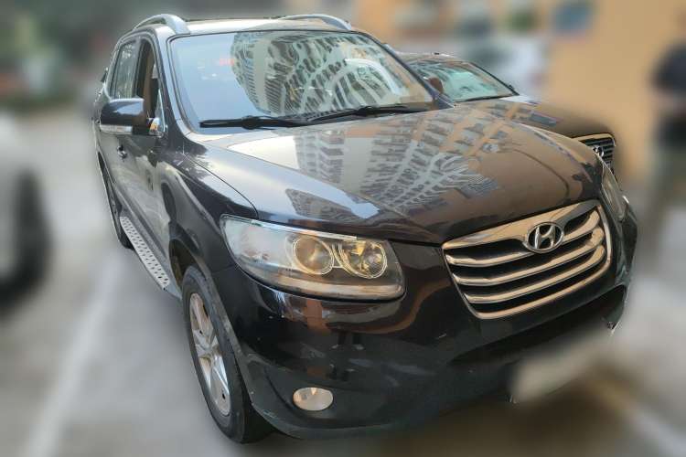 Used Hyundai Santa Fe 2010 2.4 Luxury Edition 7-Seater Four-Wheel Drive Front Right 45 Deg