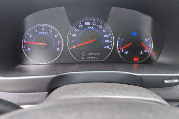 Used Hyundai Santa Fe 2010 2.4 Ultimate Edition 7-Seater Four-Wheel Drive Odometer Close Up