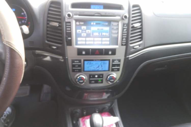 Used Hyundai Santa Fe 2010 2.4 Ultimate Edition 7-Seater Four-Wheel Drive Audio And AC Panel
