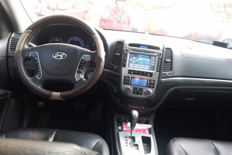 Used Hyundai Santa Fe 2010 2.4 Ultimate Edition 7-Seater Four-Wheel Drive Center Console