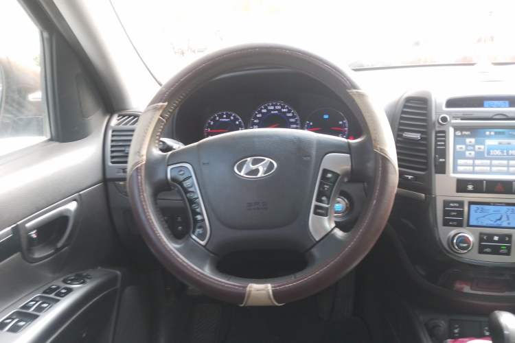 Used Hyundai Santa Fe 2010 2.4 Ultimate Edition 7-Seater Four-Wheel Drive Steering Wheel