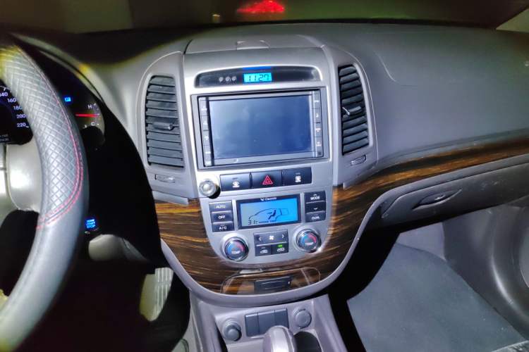 Used Hyundai Santa Fe 2010 2.4 Luxury Edition 7-Seater Four-Wheel Drive Audio And AC Panel