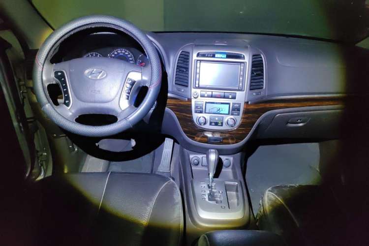 Used Hyundai Santa Fe 2010 2.4 Luxury Edition 7-Seater Four-Wheel Drive Center Console