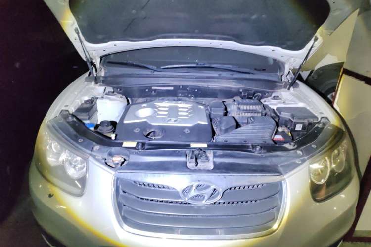 Used Hyundai Santa Fe 2010 2.4 Luxury Edition 7-Seater Four-Wheel Drive Engine Bay