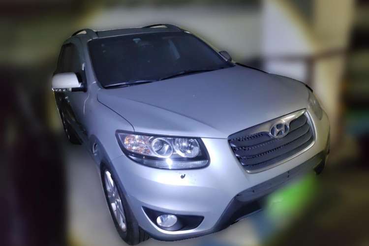 Used Hyundai Santa Fe 2010 2.4 Luxury Edition 7-Seater Four-Wheel Drive Front Right 45 Deg