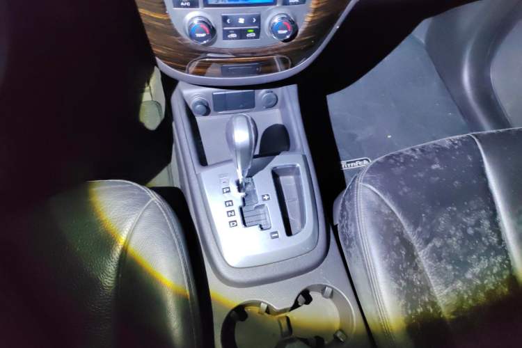 Used Hyundai Santa Fe 2010 2.4 Luxury Edition 7-Seater Four-Wheel Drive Gear Lever