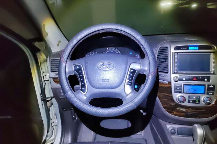 Used Hyundai Santa Fe 2010 2.4 Luxury Edition 7-Seater Four-Wheel Drive Steering Wheel