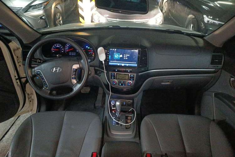Used Hyundai Santa Fe 2010 2.4 Ultimate Edition 7-Seater Four-Wheel Drive Center Console