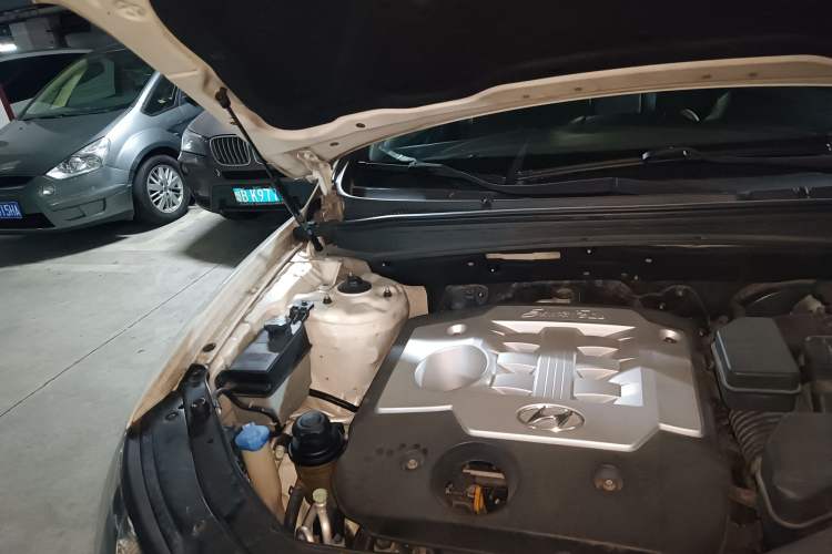 Used Hyundai Santa Fe 2010 2.4 Ultimate Edition 7-Seater Four-Wheel Drive Engine Bay Right
