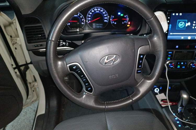 Used Hyundai Santa Fe 2010 2.4 Ultimate Edition 7-Seater Four-Wheel Drive Steering Wheel