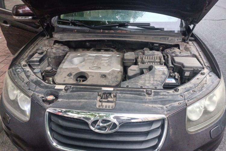 Used Hyundai Santa Fe  Engine Bay