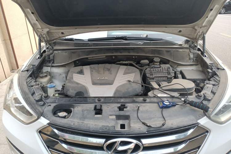 Used Hyundai Santa Fe  Engine Bay