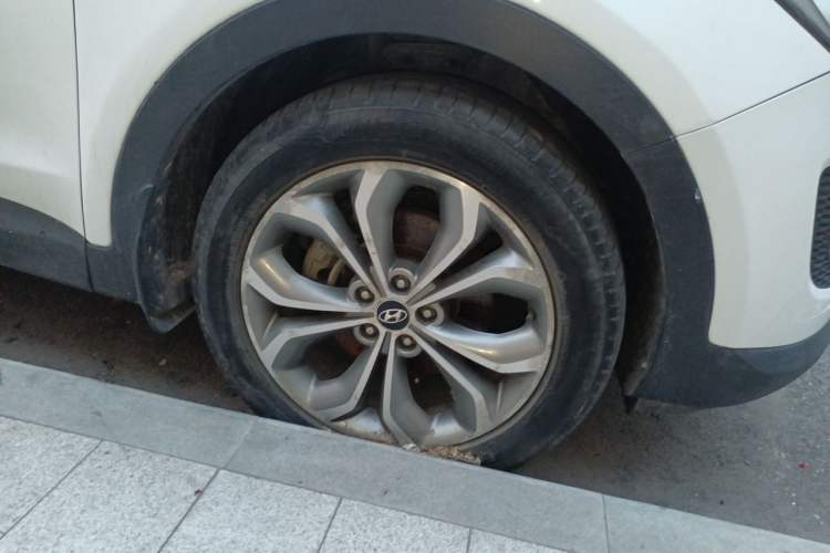 Used Hyundai Santa Fe  Right Front Wheel Hub