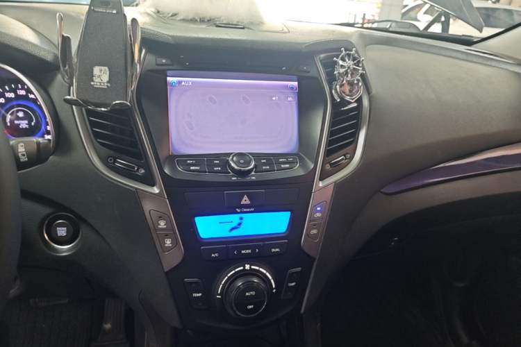 Used Hyundai Santa Fe 2013 2.4L Automatic Two-Wheel Drive Smart Version Audio And AC Panel