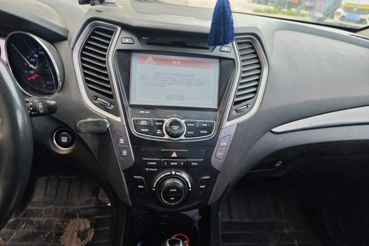 Used Hyundai Santa Fe 2013 Revised Version 2.4L Automatic All-Wheel Drive Smart Type Audio And AC Panel