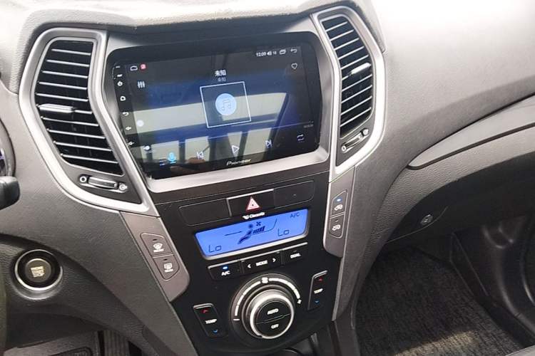 Used Hyundai Santa Fe 2013 2.4L Automatic Two-Wheel Drive Smart Version Audio And AC Panel