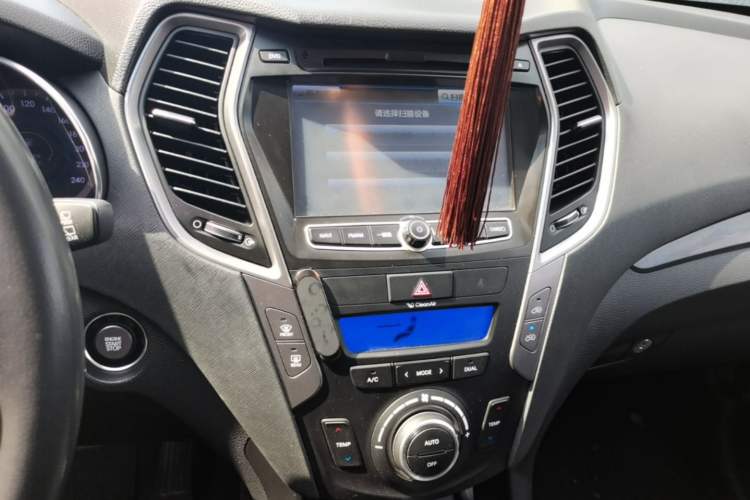 Used Hyundai Santa Fe 2013 2.4L Automatic Two-Wheel Drive Smart Version Audio And AC Panel