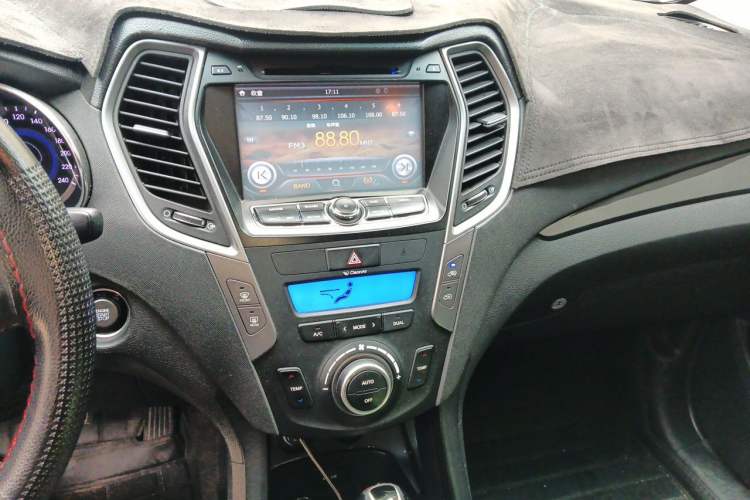 Used Hyundai Santa Fe 2013 2.4L Automatic 4x4 Smart Version Audio And AC Panel