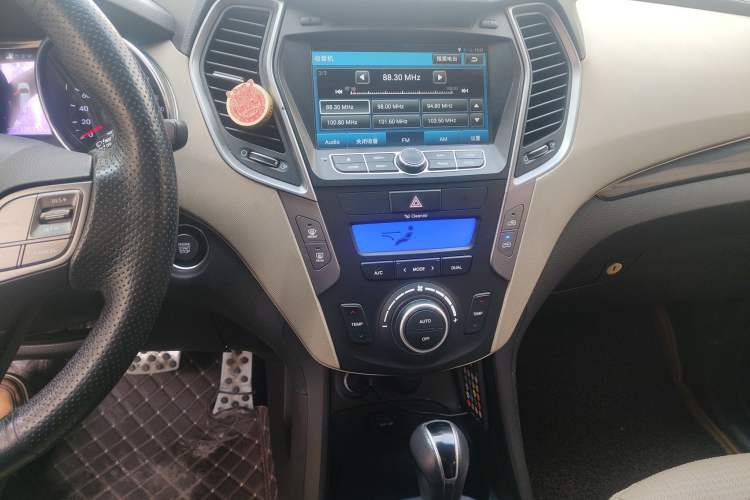 Used Hyundai Santa Fe 2013 2.4L Automatic Two-Wheel Drive Smart Version Audio And AC Panel