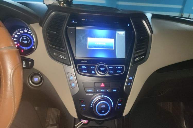 Used Hyundai Santa Fe 2013 Revised Version 2.0T Automatic All-Wheel Drive Prestige Edition Audio And AC Panel