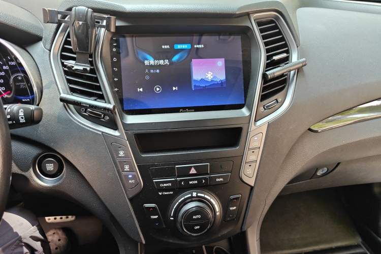Used Hyundai Santa Fe 2013 Revised Version 2.0T Automatic All-Wheel Drive Top-Tier Trim Audio And AC Panel