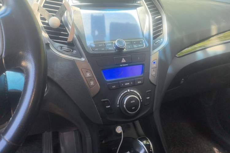 Used Hyundai Santa Fe 2013 2.4L Automatic Two-Wheel Drive Smart Version Audio And AC Panel