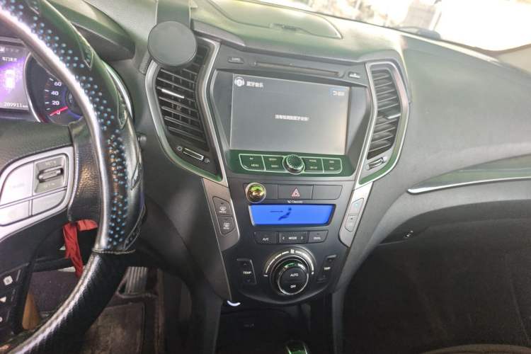 Used Hyundai Santa Fe 2013 2.4L Automatic Two-Wheel Drive Smart Version Audio And AC Panel