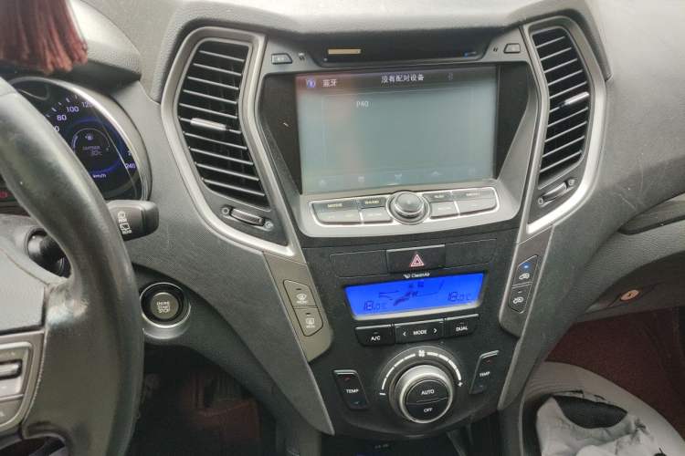 Used Hyundai Santa Fe 2013 2.4L Automatic Two-Wheel Drive Smart Version Audio And AC Panel