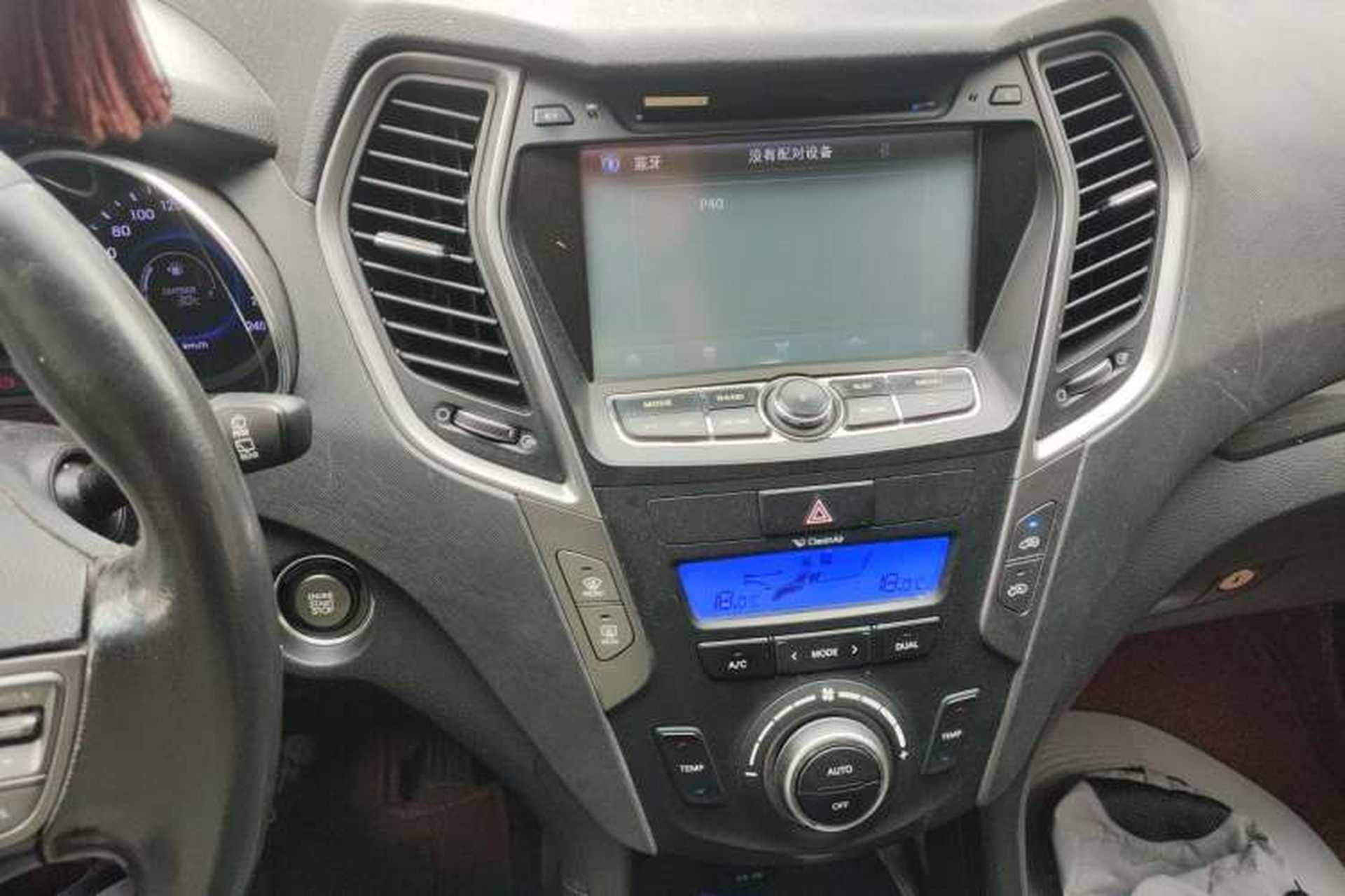 Used Hyundai Santa Fe 2013 2.4L Automatic Two-Wheel Drive Smart Version Audio And AC Panel