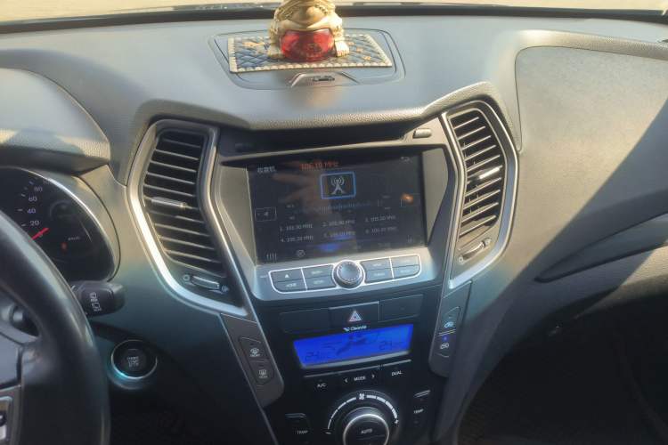 Used Hyundai Santa Fe 2013 2.4L Automatic Two-Wheel Drive Smart Version Audio And AC Panel