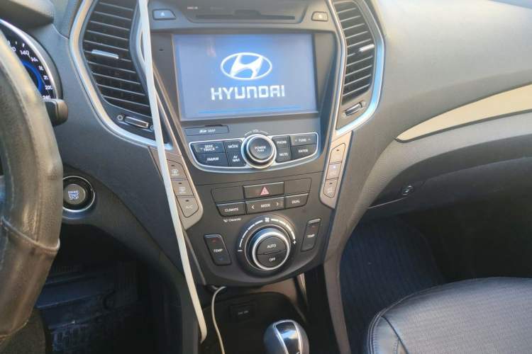 Used Hyundai Santa Fe 2013 2.4L Automatic 4x4 Prestige Edition Audio And AC Panel