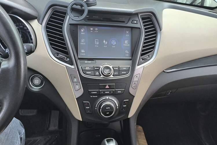 Used Hyundai Santa Fe 2013 2.4L Automatic 4x4 Smart Version Audio And AC Panel
