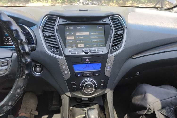 Used Hyundai Santa Fe 2013 2.4L Automatic Two-Wheel Drive Smart Version Audio And AC Panel