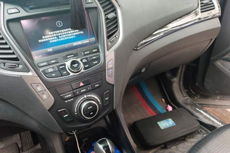 Used Hyundai Santa Fe 2013 Revised Version 2.0T Automatic All-Wheel Drive Prestige Edition Audio And AC Panel