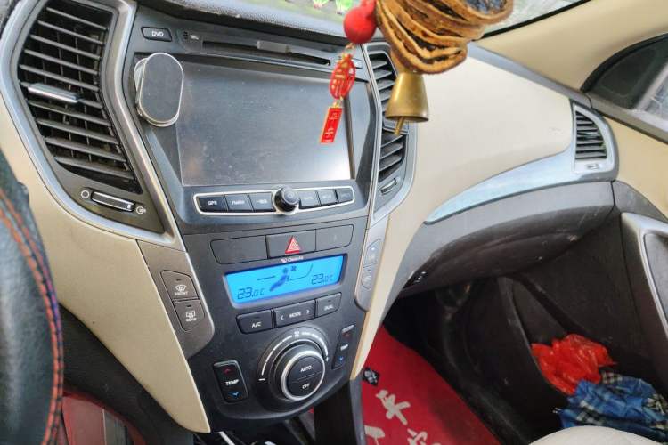 Used Hyundai Santa Fe 2013 2.4L Automatic Two-Wheel Drive Smart Version Audio And AC Panel