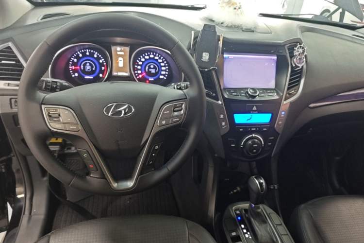 Used Hyundai Santa Fe 2013 2.4L Automatic Two-Wheel Drive Smart Version Center Console
