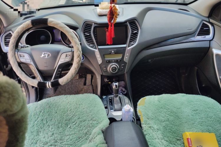 Used Hyundai Santa Fe 2013 2.4L Automatic 4x4 Smart Version Center Console