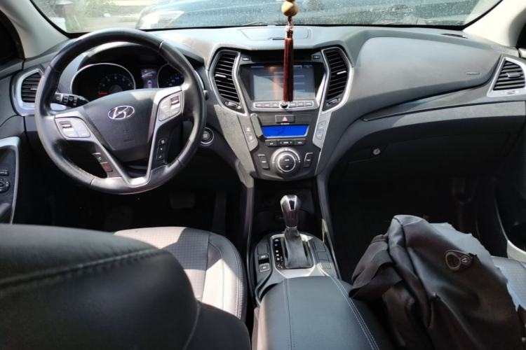 Used Hyundai Santa Fe 2013 2.4L Automatic Two-Wheel Drive Smart Version Center Console