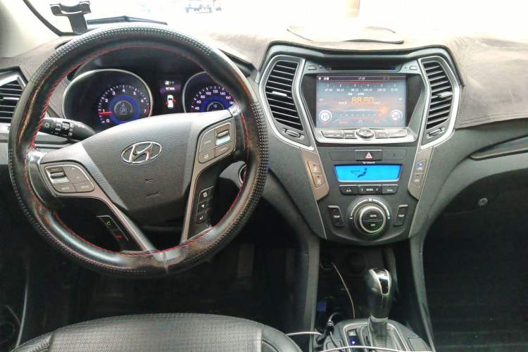 Used Hyundai Santa Fe 2013 2.4L Automatic 4x4 Smart Version Center Console