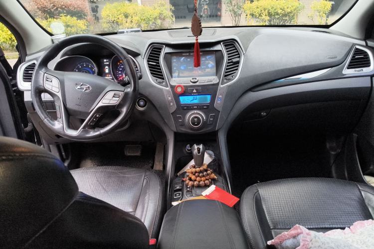 Used Hyundai Santa Fe 2013 2.4L Automatic Two-Wheel Drive Smart Version Center Console